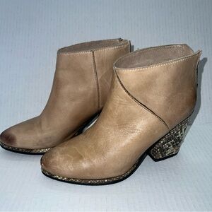 diba true boots Brown Leather Size 6.5 Snakeskin Pattern Heels * Read